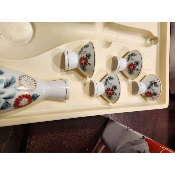 Vtg Kikkoman Sake Set w/empty sake bottle in Box - Picture 6 of 9